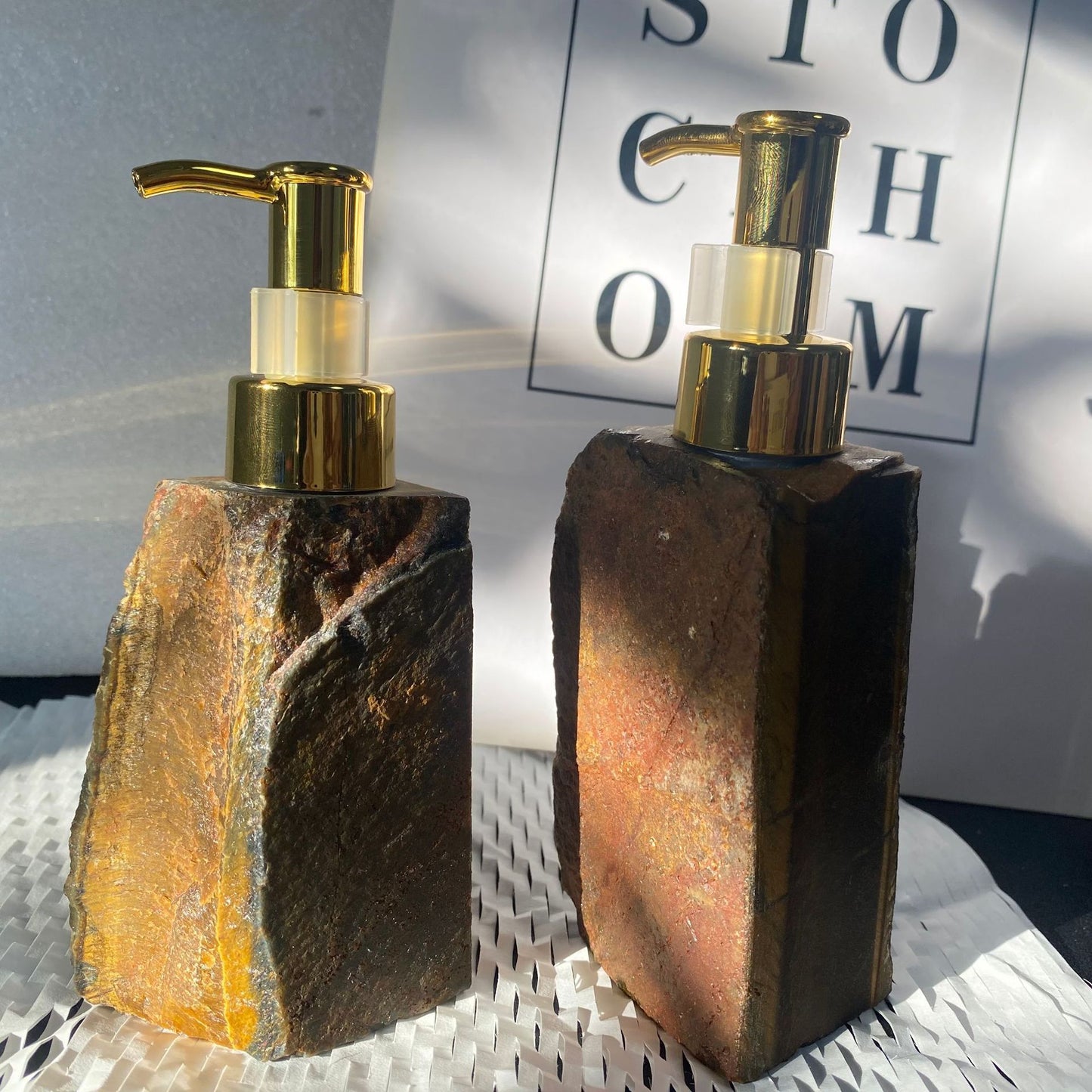 1Pcs Raw Stone Perfume Bottles Dispense Shower Gel Original Stone Crystal Press Bottle